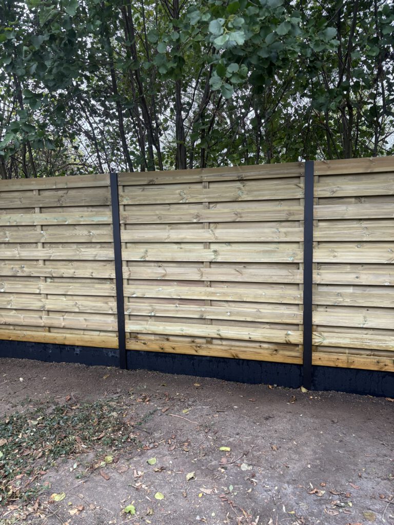 Houten schuttingen met betonpalen
