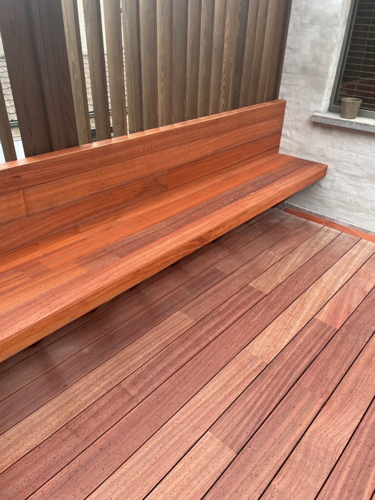 Onbeperkte mogelijkheden in materialen en afwerking voor de aanleg van uw terras in Koksijde, Nieuwpoort, De Panne, Alveringem, Diksmuide en Lo-Reninge.