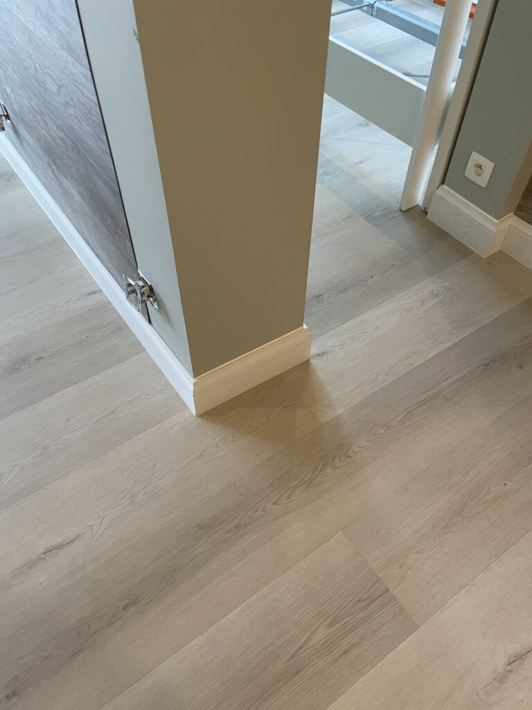 Binnenvloeren in keramische tegels, parketvinyl, klikvinyl en laminaat geplaatst in Veurne, Koksijde, Nieuwpoort, De Panne, Alveringem, Diksmuide en Lo Reninge. Strakke vloerafwerking voor renovatie en nieuwbouw.